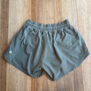 lululemon olive green hotty hot shorts 2.5 inch
